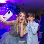Sophia Valverde Instagram - Mais 10 fotos da minha festa de 18 anos 🩷 Arrasta para o lado pra ver todas 🥰 #festa #amei #18 #happybirthday #aniversario #look #instaphoto Buffet @casabertolazzi Cobertura de evento @arrozdefestaoficial Assessoria @carolqueirozassessoria Looks @israelvalentimoficial Beleza @jacksonnunesoficial @gabrielgonsalles @gleicabeauty @lopesvandela Decoradora @camidecorr Acervo @cakefakesp Balões @feehpersonalizados Papelaria de luxo @lakarolpersonalizadosdeluxo Suspiro @como.oususpiro Doces finos @luchocolates Iluminação @casaliluminadoeventos Torre Led @mais.photo @maisledproducoes Iluminação @casaliluminadoeventos Painel @cakefakesp e @luminiwall Balões @feehpersonalizados Dj @djviloki_ Plataforma 360° @mais.photo Espelho mágico @mais.photo Fogo e filmagem @mais.photo Túnel de Led @mais.photo Churros @super.churros_ Donuts @theplanetdonuts Brigadeiro @delicianotacho.Brigadeiria Sorvete @sorvetevintage Algodão escultura @candypopalgodao Pudim @pudinsdodods Foundee @domcheffoundue Móveis de Led @ddreventos Letreiro @casailuminadoeventos Bolo @luchocolates Pista @djviloki_ Bar @vado_drinks Aromatização ambiente @bykicustodioq Bem festivo @miahdoces_ Bolachinhas @donanicebolacharia