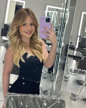 Sophia Valverde Instagram - Fotos do dia da transformação do meu cabelo 🥰 

Apaixonada ❤️

Qual dessas fotos que vcs gostaram mais? 1, 2, 3 ou 4?

Loiro por @jacksonnunesoficial 
Megahair por @dodohvital 
Salão @injack.sp 

#amo #cabelo #instalove #photooftheday #photography #blonde #hair #jacksonnunes