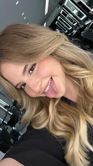 Sophia Valverde Instagram - A mudança chegou com eles: @jacksonnunesoficial e @dodohvital ❤️

A.M.E.I 🥰

O que vcs acharam? 

#newhair #reels #instalove #hair #loiro #blonde #megahair #mega #alongamento #reelslovers