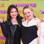 Sophia Valverde Instagram - Amei conhecer a @nicolacoughlan hoje ❤️ com direito a minha pose de sempre junto com ela 🥰✌🏻🎬 #amo #soufã #brigerton #photooftheday Ibirapuera