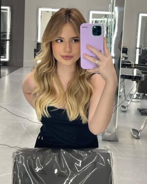 Sophia Valverde Instagram - Fotos do dia da transformação do meu cabelo 🥰 

Apaixonada ❤️

Qual dessas fotos que vcs gostaram mais? 1, 2, 3 ou 4?

Loiro por @jacksonnunesoficial 
Megahair por @dodohvital 
Salão @injack.sp 

#amo #cabelo #instalove #photooftheday #photography #blonde #hair #jacksonnunes