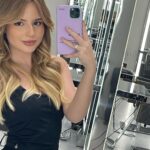 Sophia Valverde Instagram - Fotos do dia da transformação do meu cabelo 🥰 Apaixonada ❤️ Qual dessas fotos que vcs gostaram mais? 1, 2, 3 ou 4? Loiro por @jacksonnunesoficial Megahair por @dodohvital Salão @injack.sp #amo #cabelo #instalove #photooftheday #photography #blonde #hair #jacksonnunes IN Jackson Nunes São Paulo