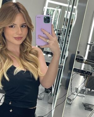 Sophia Valverde Instagram - Fotos do dia da transformação do meu cabelo 🥰 

Apaixonada ❤️

Qual dessas fotos que vcs gostaram mais? 1, 2, 3 ou 4?

Loiro por @jacksonnunesoficial 
Megahair por @dodohvital 
Salão @injack.sp 

#amo #cabelo #instalove #photooftheday #photography #blonde #hair #jacksonnunes