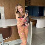 Sophia Valverde Instagram - Hoje é o aniversário de 2 aninhos da Charlotte 🥰 @clube_salatino Charlotte é uma cachorrinha especial, cheia de energia, carinhosa, companheira, que ama dormir comigo, que ama passear… O tempo voa e ela já está completando 2 anos ❤️ Quero ver todo mundo desejando um aniversário para o meu meu amorzinho: @amoresdasophiavalverde 🎂 #galgo #aniversario #happybirthday #amo #greyhound #clubesalatino Canil Salatino