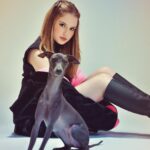 Sophia Valverde Instagram - Hoje é o aniversário de 2 aninhos da Charlotte 🥰 @clube_salatino Charlotte é uma cachorrinha especial, cheia de energia, carinhosa, companheira, que ama dormir comigo, que ama passear… O tempo voa e ela já está completando 2 anos ❤️ Quero ver todo mundo desejando um aniversário para o meu meu amorzinho: @amoresdasophiavalverde 🎂 #galgo #aniversario #happybirthday #amo #greyhound #clubesalatino Canil Salatino
