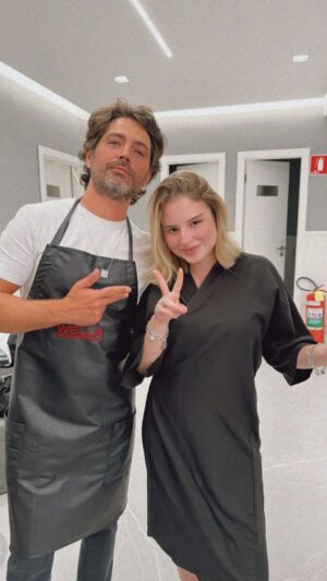Sophia Valverde Instagram - Desde 2020 com o mesmo corte de cabelo… agora resolvi mudar 💇‍♀️🥰

O @jacksonnunesoficial cuida dos meus cabelos desde 2014… são anos que deixo com ele todo esse cuidado com o meu cabelo! 

Mudar faz bem 🤍 esse não foi o resultado final… mas aos poucos vou colocando aqui a minha nova versão dessa nova Sophia que tá começando 💟 

Inspiração dessa primeira parte da mudança foi na personagem Melanie Colie ( @lucyhale ), no filme: “A Ilha da Fantasia”… que assisti 3 vezes seguidas nos últimos dias ❤️ 

Em breve mostro o resultado final ♾️🦋

#newhair #hairstylist #amo #mudança #cabelo #mudarfazbem #amei #reelslovers #reels
