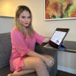 Sophia Valverde Instagram - Oi pessoal! Há 1 ano que compartilho sempre com vocês sobre o trabalho da Maria Fernanda! Ela conquistou sua liberdade financeira através da internet usando apenas o celular! Tudo isso é real quando você se dedica e faz acontecer! Antes de conhecer a Maria Fernanda, eu não sabia como funcionava e se de fato, dava certo, tanto que eu mesma avaliei, antes de trazer aqui para vocês! A Maria Fernanda começou há 1 ano e meio atrás, e hoje já tem mais de 2.000 alunos! Ela vai te ensinar as melhores estratégias para deslanchar no mercado digital na sua área de atuação. 2023 já começou e finalmente chegou a hora de você dar o primeiro passo para mudar a sua realidade financeira. Você vai aprender com a Maria Fernanda sobre o marketing de afiliados, sobre como monetizar com as suas redes sociais (e fora delas), sobre alavancar o seu próprio negócio, sobre vender sem aparecer, sobre como vender produtos em diversas plataformas diferentes, e muito mais! Então não percam mais tempo! Já chamem ela no WhatsApp (71) 99632-6355, e a sigam no Instagram! @mfebusiness #publicidade