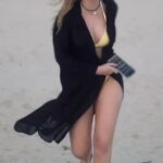 Sophia Valverde Instagram – Alguns momentos são infinitos ✨🦋♾️

#riodejaneiro #reels #instamood #love #praia #rj #amo #gratidao Rio de Janeiro, Rio de Janeiro