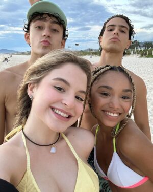 Sophia Valverde Instagram - Postando sobre ontem só pq os dias tem sido perfeitos 💛🌻☀️

Amoooooo 🥰 

Tá chegando uma super produção MARAVILHOSA pra todos vcs 🎬

#sol #sun #photooftheday #amo #happines #instalove #movie #actress