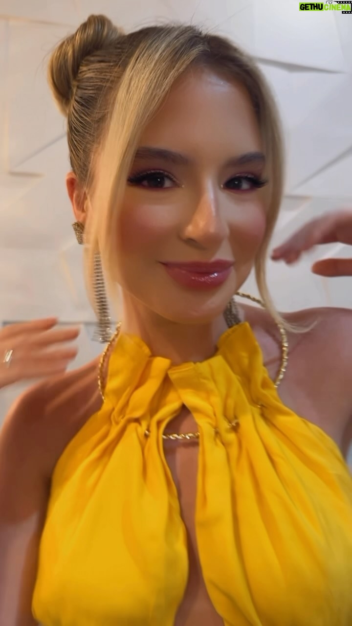 Sophia Valverde Instagram - De ontem, prontíssima para o show da minha sogra @solangealmeida 💛 Top divo: @othergirls_og Beleza: @brunonunesmakeupp #fortaleza #amo #reels #reelslovers #makeup #look Fortaleza, Ceará, Brasil