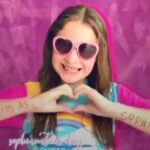 Sophia Valverde Instagram - Se eu pudesse colocaria aqui no feed todos vídeos e fotos que vcs fizeram pra mim 💗 Obrigada a cada um de vcs por fazerem, não só desse dia, mas sim todos os meus dias mais felizes 🥰 amooooo cada um de vcs e agradeço a Deus por todo carinho que cada um de vcs tem por mim 🙏🏻 Vcs não imaginam o quanto são especiais pra mim! Amooooo tudo! A parceria, as loucuras (kkkkk pq sim: eu e vcs somos doidas e doidos às vezes kkkk), a torcida, o amor…. tudinho! Queria ter feito a foto tradicional, mas estava sem canetinha e com medo de riscar o braço e não sair pra gravação kkkkk Mais uma vez OBRIGADA 😍 vcs são os MELHORES FÃS QUE EU PODERIA TER 💗 #sophianaticas #sophianaticosday #sophianaticos #melhoresfãs #actress #novela #filme #movie #teatro #obrigada #gratidão Melhor Lugar Do Mundo
