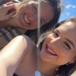 Sophia Valverde Instagram - Essa vai para a melhor mãe do mundo! Essa é a minha mãe! Para quem não a conhece, ela é uma pessoa incrível, linda, maravilhosa, fofa, brilhante, forte (e como é forte) e muitos mais. Ela me ensinou tudo que eu sei ate hoje, e sou a pessoa que sou também por influência dessa pessoa maravilhosa, ela sempre cuidou de mim, e eu tento cuidar dela também, sempre me acompanhou em tudo, parou sua vida para me ajudar na minha, então quero que você saiba que eu te amo, e eu sou muito grata a você e a tudo que você fez por mim, desculpa por tudo também mesmo do fundo do meu coração viu sério, mas muito obrigada por tudo. Feliz aniversário, muitos anos de vida e que Deus te abençoe muito sempre. Que você consiga realizar todos os seus sonhos, e se eu estiver neles, com certeza eu vou querer estar e te acompanhar em todos eles. Você é a pessoa mais importante para mim. Te amo muito!