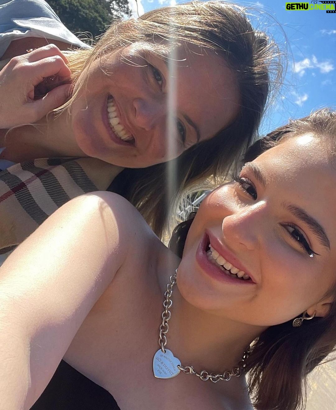 Sophia Valverde Instagram - Essa vai para a melhor mãe do mundo! Essa é a minha mãe! Para quem não a conhece, ela é uma pessoa incrível, linda, maravilhosa, fofa, brilhante, forte (e como é forte) e muitos mais. Ela me ensinou tudo que eu sei ate hoje, e sou a pessoa que sou também por influência dessa pessoa maravilhosa, ela sempre cuidou de mim, e eu tento cuidar dela também, sempre me acompanhou em tudo, parou sua vida para me ajudar na minha, então quero que você saiba que eu te amo, e eu sou muito grata a você e a tudo que você fez por mim, desculpa por tudo também mesmo do fundo do meu coração viu sério, mas muito obrigada por tudo. Feliz aniversário, muitos anos de vida e que Deus te abençoe muito sempre. Que você consiga realizar todos os seus sonhos, e se eu estiver neles, com certeza eu vou querer estar e te acompanhar em todos eles. Você é a pessoa mais importante para mim. Te amo muito!