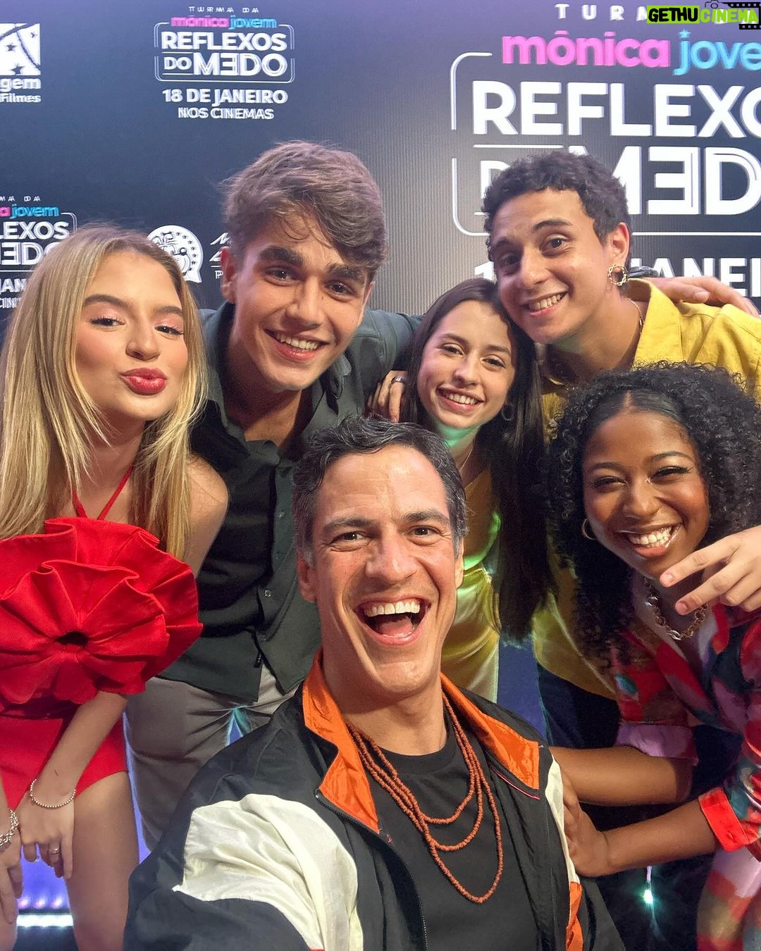 Sophia Valverde Instagram - Hoje é um dia especial: dia de estreia nacional do filme “Turma da Mônica Jovem: Reflexos do Medo” ❤️ Hoje só tem GRATIDÃO dentro do meu coração porque interpretar a Mônica foi mais um PRESENTE de Deus na minha vida! Então sou muito grata a Ele SEMPRE 🙌🏻 Espero que todos vcs vão ao cinema para assistir o filme com suas famílias, amigos e até mesmo sozinhos! Se divirtam pois o filme foi feito com nosso coração! Divulguem para quem não sabe que estreia hoje! E quem for assistir, tire foto, poste no feed e me marque que vou tentar comentar o máximo que conseguir nas fotos ❤️ A quem sempre esteve ao meu lado, o meu muito obrigada: família, amigos, fãs e fanclubes! Amo todos vcs! Agradeço tb a todos da equipe, direção (@mauricioeca ), a todos da MSP ( @mauriciodesousaproducoes e @mauricioaraujosousa ) a @monicasousa , a @rubiprodutora ,ao pessoal do @primeiroplanocom , ao produtor de elenco @addcasting , aos preparadores @michel_e_teca e a todos envolvidos! Pq é muita gente mesmo! Amo cada um de vcs tb! Viva Turma da Mônica Jovem - o grande dia chegou! #amo #turmadamonica #turmadamonicajovem #cinema #Brasil