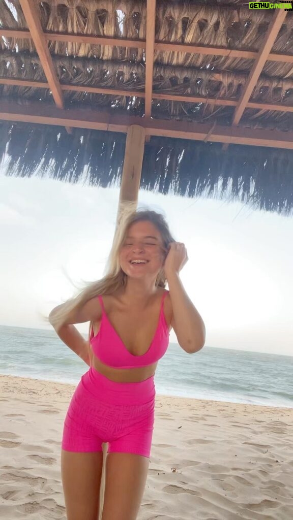 Sophia Valverde Instagram - Quando vc tenta gravar um reels mas o vento tenta te tirar do foco 🩷 Hahahaha 😂 amoooo mesmo assim 🩷 Lindo domingo a todos vcs ☀ #reelslovers #reelsinstagram #amo #vento #nordeste #Bahia #portoseguro #reels #domingo