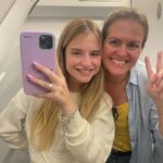 Sophia Valverde Instagram - Essa vai para a melhor mãe do mundo! Essa é a minha mãe! Para quem não a conhece, ela é uma pessoa incrível, linda, maravilhosa, fofa, brilhante, forte (e como é forte) e muitos mais. Ela me ensinou tudo que eu sei ate hoje, e sou a pessoa que sou também por influência dessa pessoa maravilhosa, ela sempre cuidou de mim, e eu tento cuidar dela também, sempre me acompanhou em tudo, parou sua vida para me ajudar na minha, então quero que você saiba que eu te amo, e eu sou muito grata a você e a tudo que você fez por mim, desculpa por tudo também mesmo do fundo do meu coração viu sério, mas muito obrigada por tudo. Feliz aniversário, muitos anos de vida e que Deus te abençoe muito sempre. Que você consiga realizar todos os seus sonhos, e se eu estiver neles, com certeza eu vou querer estar e te acompanhar em todos eles. Você é a pessoa mais importante para mim. Te amo muito!