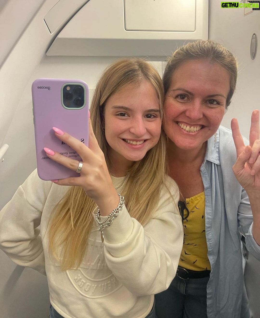 Sophia Valverde Instagram - Essa vai para a melhor mãe do mundo! Essa é a minha mãe! Para quem não a conhece, ela é uma pessoa incrível, linda, maravilhosa, fofa, brilhante, forte (e como é forte) e muitos mais. Ela me ensinou tudo que eu sei ate hoje, e sou a pessoa que sou também por influência dessa pessoa maravilhosa, ela sempre cuidou de mim, e eu tento cuidar dela também, sempre me acompanhou em tudo, parou sua vida para me ajudar na minha, então quero que você saiba que eu te amo, e eu sou muito grata a você e a tudo que você fez por mim, desculpa por tudo também mesmo do fundo do meu coração viu sério, mas muito obrigada por tudo. Feliz aniversário, muitos anos de vida e que Deus te abençoe muito sempre. Que você consiga realizar todos os seus sonhos, e se eu estiver neles, com certeza eu vou querer estar e te acompanhar em todos eles. Você é a pessoa mais importante para mim. Te amo muito!