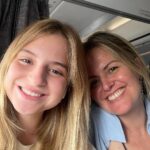 Sophia Valverde Instagram - Essa vai para a melhor mãe do mundo! Essa é a minha mãe! Para quem não a conhece, ela é uma pessoa incrível, linda, maravilhosa, fofa, brilhante, forte (e como é forte) e muitos mais. Ela me ensinou tudo que eu sei ate hoje, e sou a pessoa que sou também por influência dessa pessoa maravilhosa, ela sempre cuidou de mim, e eu tento cuidar dela também, sempre me acompanhou em tudo, parou sua vida para me ajudar na minha, então quero que você saiba que eu te amo, e eu sou muito grata a você e a tudo que você fez por mim, desculpa por tudo também mesmo do fundo do meu coração viu sério, mas muito obrigada por tudo. Feliz aniversário, muitos anos de vida e que Deus te abençoe muito sempre. Que você consiga realizar todos os seus sonhos, e se eu estiver neles, com certeza eu vou querer estar e te acompanhar em todos eles. Você é a pessoa mais importante para mim. Te amo muito!