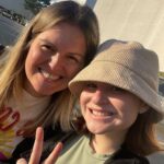 Sophia Valverde Instagram - Essa vai para a melhor mãe do mundo! Essa é a minha mãe! Para quem não a conhece, ela é uma pessoa incrível, linda, maravilhosa, fofa, brilhante, forte (e como é forte) e muitos mais. Ela me ensinou tudo que eu sei ate hoje, e sou a pessoa que sou também por influência dessa pessoa maravilhosa, ela sempre cuidou de mim, e eu tento cuidar dela também, sempre me acompanhou em tudo, parou sua vida para me ajudar na minha, então quero que você saiba que eu te amo, e eu sou muito grata a você e a tudo que você fez por mim, desculpa por tudo também mesmo do fundo do meu coração viu sério, mas muito obrigada por tudo. Feliz aniversário, muitos anos de vida e que Deus te abençoe muito sempre. Que você consiga realizar todos os seus sonhos, e se eu estiver neles, com certeza eu vou querer estar e te acompanhar em todos eles. Você é a pessoa mais importante para mim. Te amo muito!