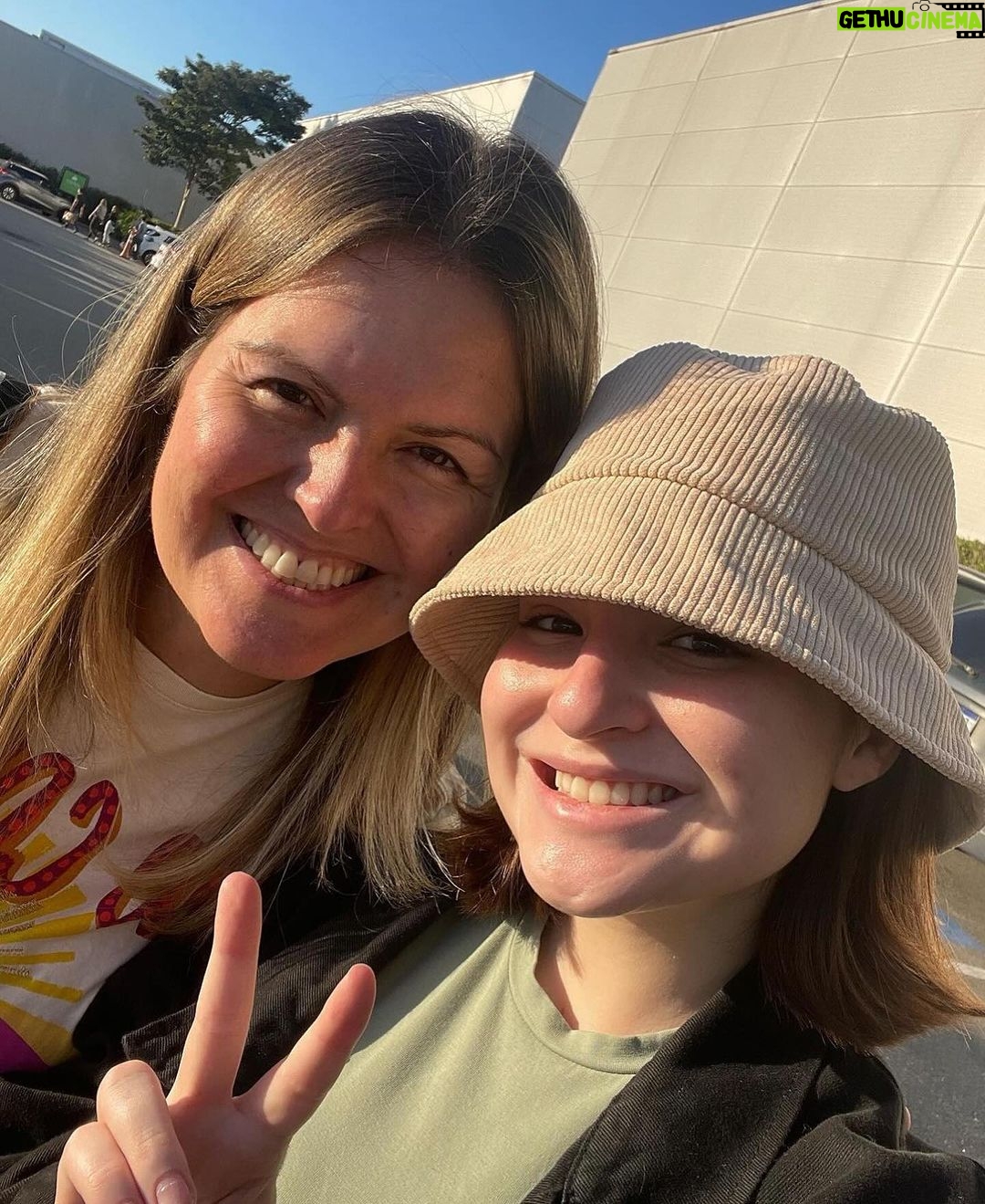 Sophia Valverde Instagram - Essa vai para a melhor mãe do mundo! Essa é a minha mãe! Para quem não a conhece, ela é uma pessoa incrível, linda, maravilhosa, fofa, brilhante, forte (e como é forte) e muitos mais. Ela me ensinou tudo que eu sei ate hoje, e sou a pessoa que sou também por influência dessa pessoa maravilhosa, ela sempre cuidou de mim, e eu tento cuidar dela também, sempre me acompanhou em tudo, parou sua vida para me ajudar na minha, então quero que você saiba que eu te amo, e eu sou muito grata a você e a tudo que você fez por mim, desculpa por tudo também mesmo do fundo do meu coração viu sério, mas muito obrigada por tudo. Feliz aniversário, muitos anos de vida e que Deus te abençoe muito sempre. Que você consiga realizar todos os seus sonhos, e se eu estiver neles, com certeza eu vou querer estar e te acompanhar em todos eles. Você é a pessoa mais importante para mim. Te amo muito!
