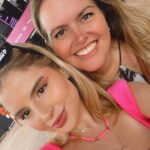 Sophia Valverde Instagram - Essa vai para a melhor mãe do mundo! Essa é a minha mãe! Para quem não a conhece, ela é uma pessoa incrível, linda, maravilhosa, fofa, brilhante, forte (e como é forte) e muitos mais. Ela me ensinou tudo que eu sei ate hoje, e sou a pessoa que sou também por influência dessa pessoa maravilhosa, ela sempre cuidou de mim, e eu tento cuidar dela também, sempre me acompanhou em tudo, parou sua vida para me ajudar na minha, então quero que você saiba que eu te amo, e eu sou muito grata a você e a tudo que você fez por mim, desculpa por tudo também mesmo do fundo do meu coração viu sério, mas muito obrigada por tudo. Feliz aniversário, muitos anos de vida e que Deus te abençoe muito sempre. Que você consiga realizar todos os seus sonhos, e se eu estiver neles, com certeza eu vou querer estar e te acompanhar em todos eles. Você é a pessoa mais importante para mim. Te amo muito!