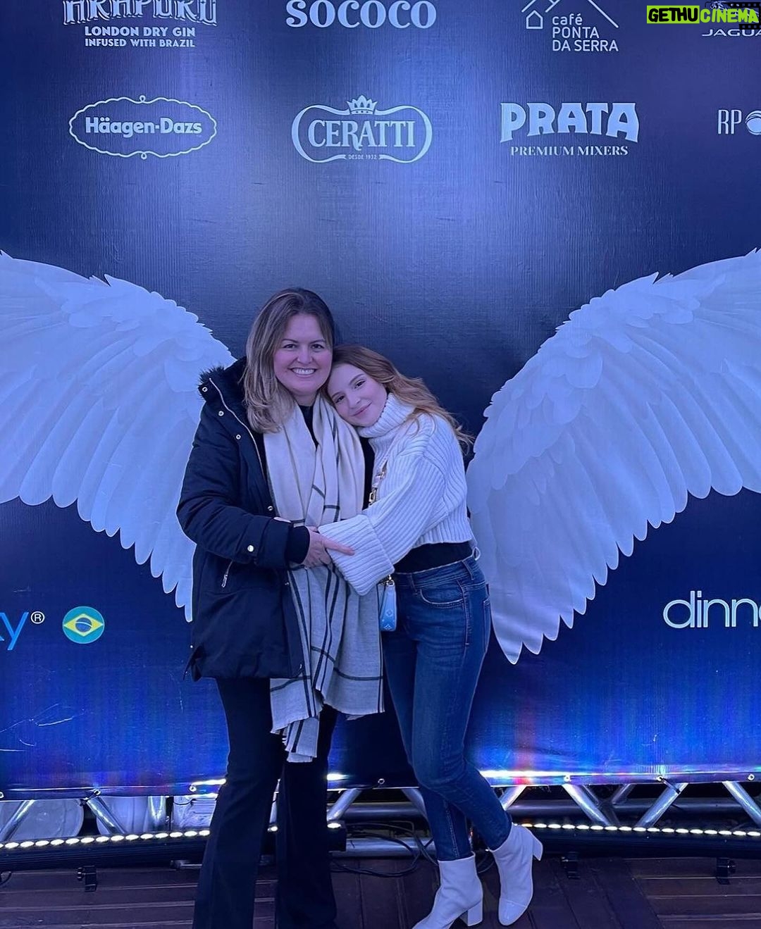 Sophia Valverde Instagram - Essa vai para a melhor mãe do mundo! Essa é a minha mãe! Para quem não a conhece, ela é uma pessoa incrível, linda, maravilhosa, fofa, brilhante, forte (e como é forte) e muitos mais. Ela me ensinou tudo que eu sei ate hoje, e sou a pessoa que sou também por influência dessa pessoa maravilhosa, ela sempre cuidou de mim, e eu tento cuidar dela também, sempre me acompanhou em tudo, parou sua vida para me ajudar na minha, então quero que você saiba que eu te amo, e eu sou muito grata a você e a tudo que você fez por mim, desculpa por tudo também mesmo do fundo do meu coração viu sério, mas muito obrigada por tudo. Feliz aniversário, muitos anos de vida e que Deus te abençoe muito sempre. Que você consiga realizar todos os seus sonhos, e se eu estiver neles, com certeza eu vou querer estar e te acompanhar em todos eles. Você é a pessoa mais importante para mim. Te amo muito!