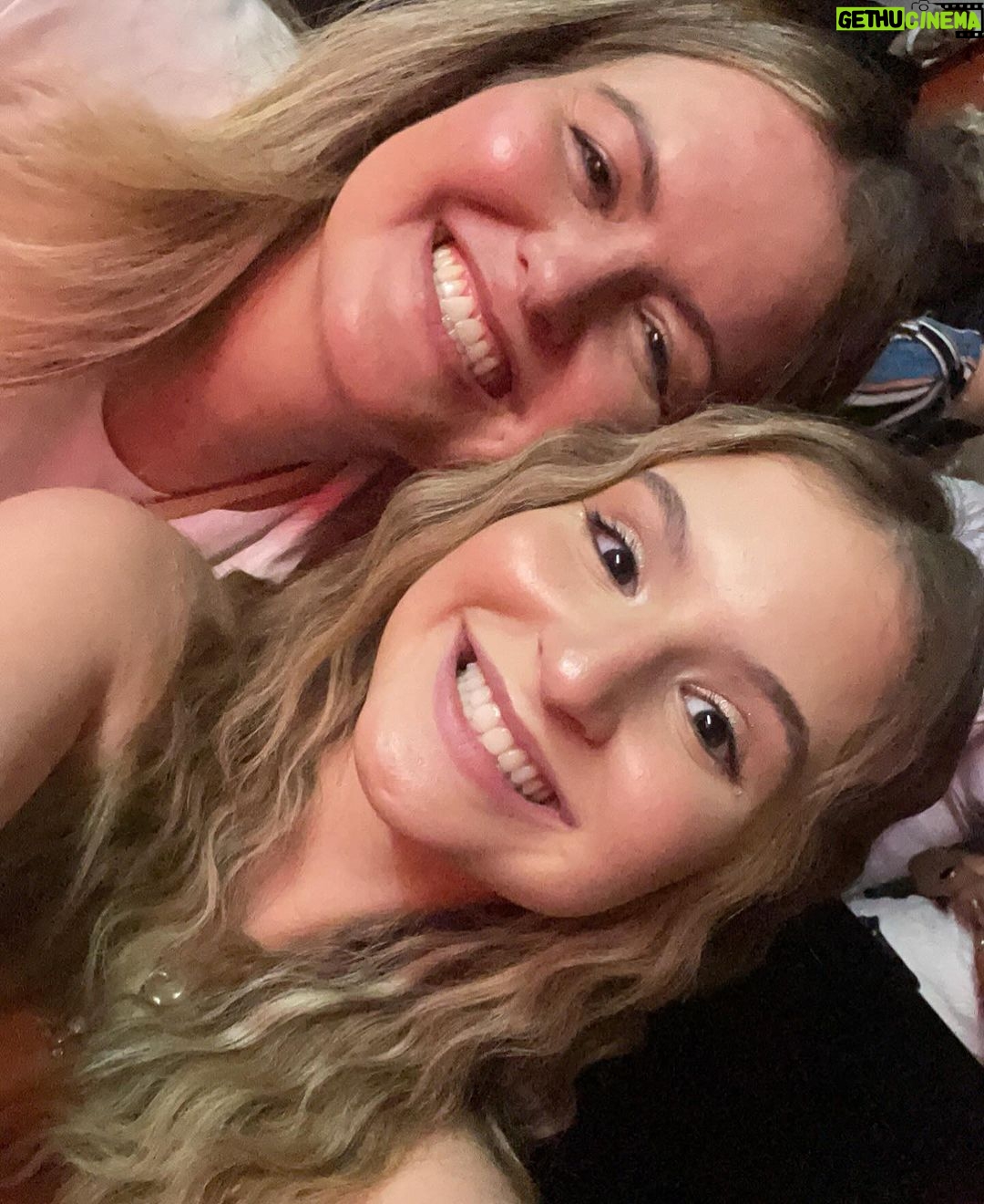 Sophia Valverde Instagram - Essa vai para a melhor mãe do mundo! Essa é a minha mãe! Para quem não a conhece, ela é uma pessoa incrível, linda, maravilhosa, fofa, brilhante, forte (e como é forte) e muitos mais. Ela me ensinou tudo que eu sei ate hoje, e sou a pessoa que sou também por influência dessa pessoa maravilhosa, ela sempre cuidou de mim, e eu tento cuidar dela também, sempre me acompanhou em tudo, parou sua vida para me ajudar na minha, então quero que você saiba que eu te amo, e eu sou muito grata a você e a tudo que você fez por mim, desculpa por tudo também mesmo do fundo do meu coração viu sério, mas muito obrigada por tudo. Feliz aniversário, muitos anos de vida e que Deus te abençoe muito sempre. Que você consiga realizar todos os seus sonhos, e se eu estiver neles, com certeza eu vou querer estar e te acompanhar em todos eles. Você é a pessoa mais importante para mim. Te amo muito!