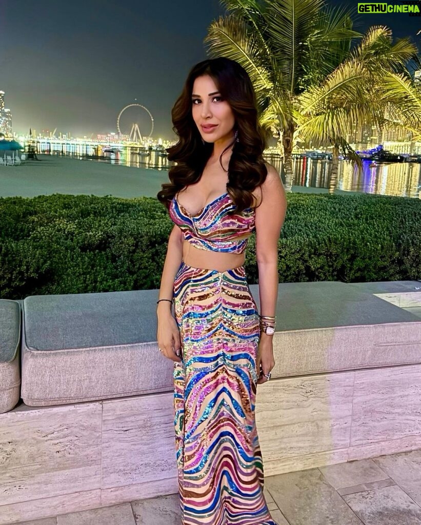 Sophie Choudry Instagram - Candy crush 🍭 #dubainights #weddingdiaries Thank you @surilyg for this gorgeousness #20yearsofsurilyg #styleinspo #sophiechoudry #dubai #candycrush The One And Only Royal Mirage