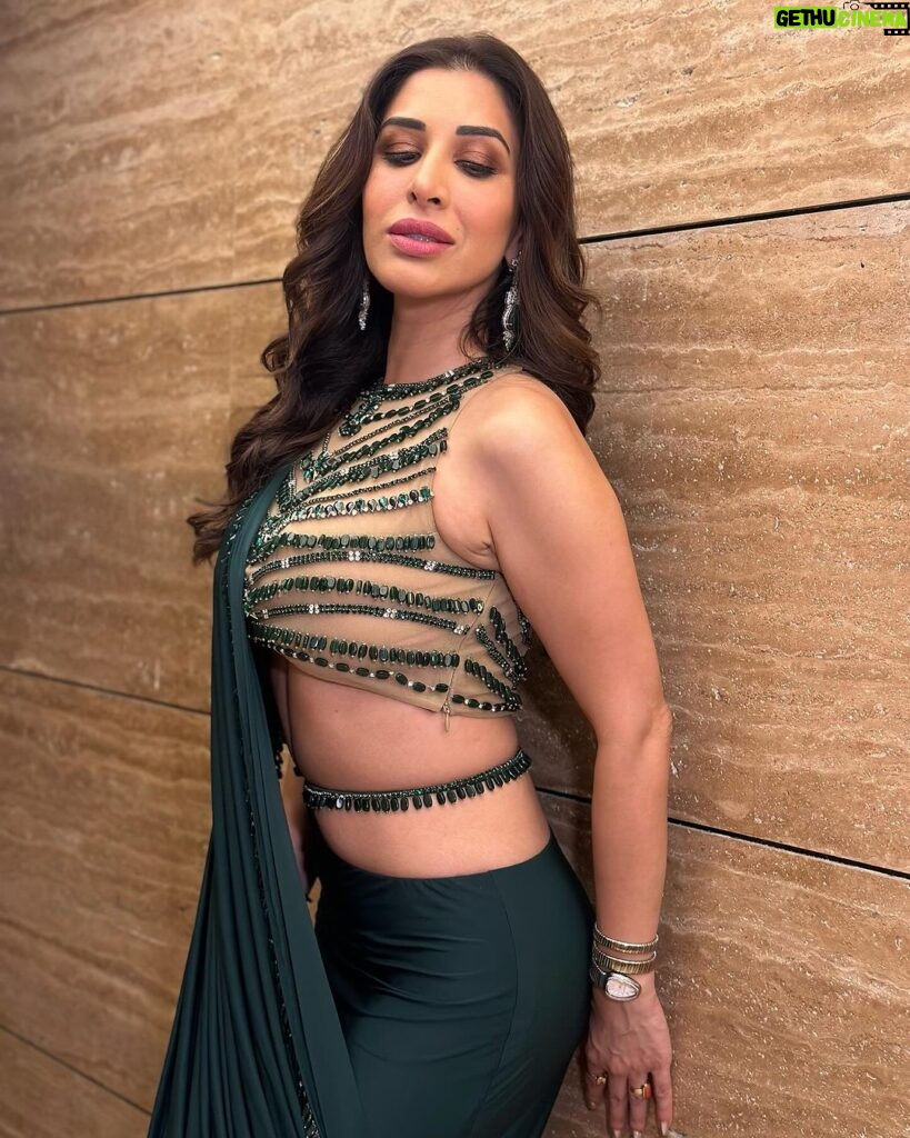 Sophie Choudry Instagram - Not Saree for making you look🤓❤‍🔥 #sareelove #20yearsofsurilyg Outfit @surilyg HMU @ambereenyusuf @sunset.sue 💚 #styleinspo #green #sari #sophiechoudry #desigirl #styleinspo