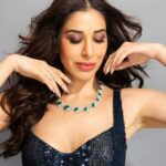 Sophie Choudry Instagram - Ready to shine 🎤 #giglife Outfit @rohitgandhirahulkhanna Jewels @ppjewellers_official HMU @harryrajput64 📸 @yashasvisharma Styling @tanimakhosla #sophielive #shimmer #styleinspo #rohitandrahul #sophiechoudry #beautyinspo