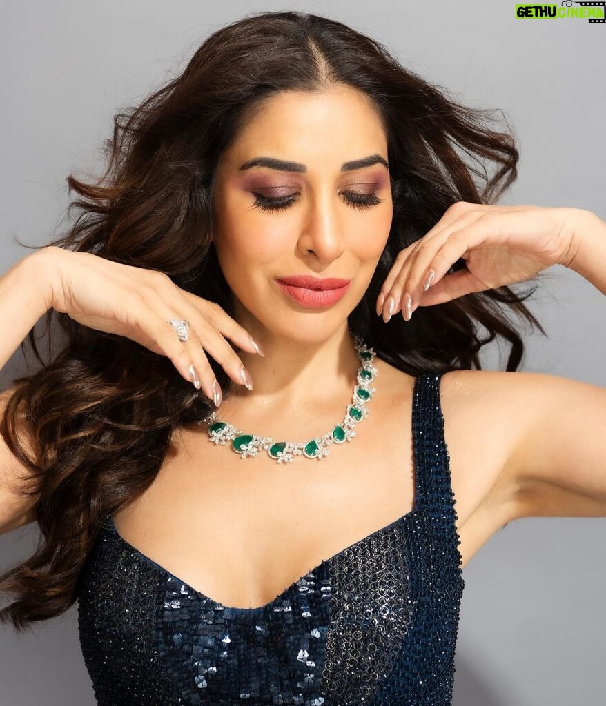 Sophie Choudry Instagram - Ready to shine 🎤 #giglife Outfit @rohitgandhirahulkhanna Jewels @ppjewellers_official HMU @harryrajput64 📸 @yashasvisharma Styling @tanimakhosla #sophielive #shimmer #styleinspo #rohitandrahul #sophiechoudry #beautyinspo