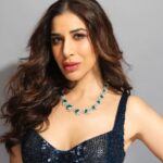 Sophie Choudry Instagram - Ready to shine 🎤 #giglife Outfit @rohitgandhirahulkhanna Jewels @ppjewellers_official HMU @harryrajput64 📸 @yashasvisharma Styling @tanimakhosla #sophielive #shimmer #styleinspo #rohitandrahul #sophiechoudry #beautyinspo