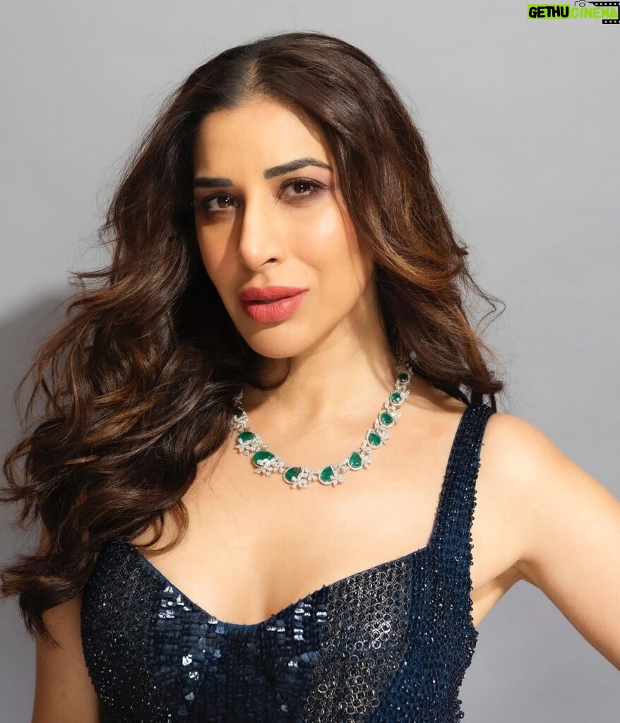 Sophie Choudry Instagram - Ready to shine 🎤 #giglife Outfit @rohitgandhirahulkhanna Jewels @ppjewellers_official HMU @harryrajput64 📸 @yashasvisharma Styling @tanimakhosla #sophielive #shimmer #styleinspo #rohitandrahul #sophiechoudry #beautyinspo
