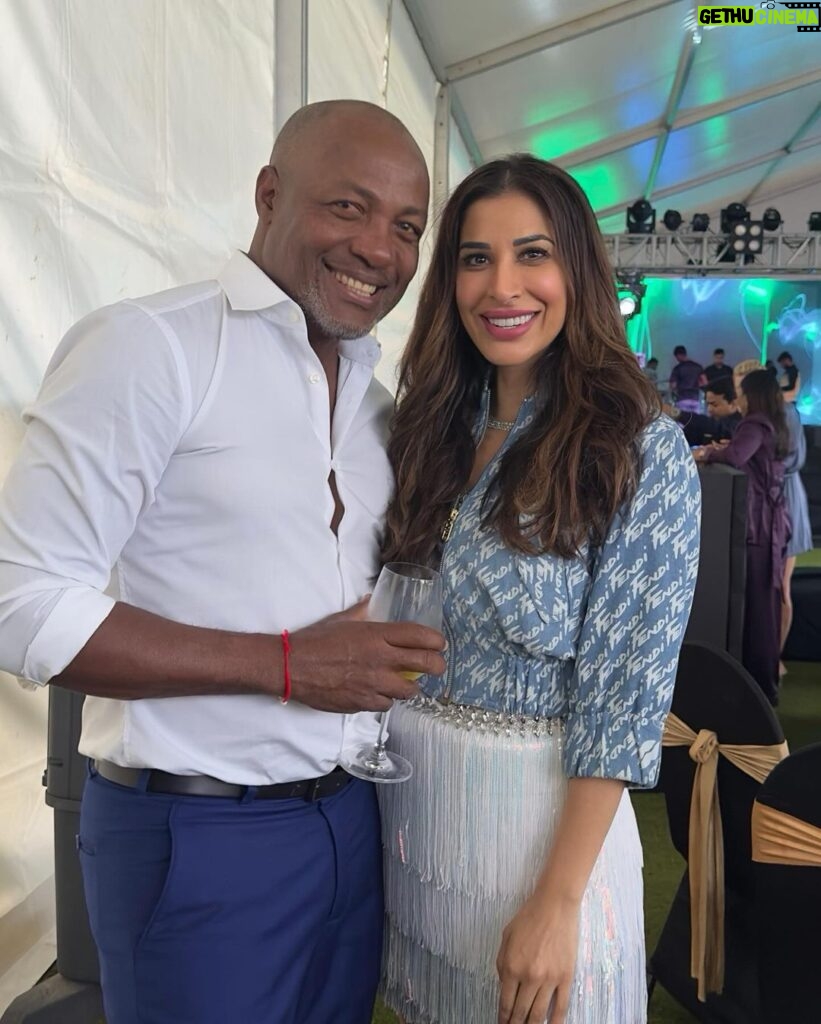 Sophie Choudry Instagram - It’s not everyday that the legend Kapil Dev endorses you or the iconic Brian Lara takes you for a spin!! Blessed to be able to do what I love and make people smile & dance❤️🎤 #giglife #sophielive #kapildev #brianlara #gratitude #love my job #stagestyle #teamsophie #photodump #videodump #sophiechoudry JW Marriott Bengaluru Prestige Golfshire Resort & Spa