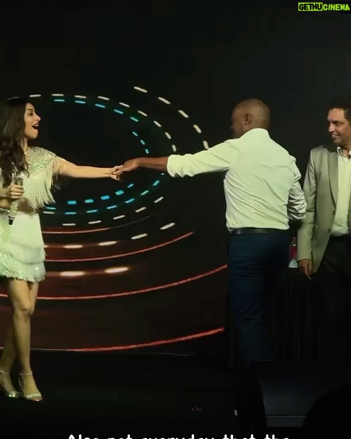 Sophie Choudry Instagram - It’s not everyday that the legend Kapil Dev endorses you or the iconic Brian Lara takes you for a spin!! Blessed to be able to do what I love and make people smile & dance❤🎤 #giglife #sophielive #kapildev #brianlara #gratitude #love my job #stagestyle #teamsophie #photodump #videodump #sophiechoudry JW Marriott Bengaluru Prestige Golfshire Resort & Spa