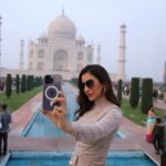 Sophie Choudry Instagram - Where love, beauty & magnificence intertwine ♾️🤍 Seeing her as the sun faded and the dark skies appeared was beyond breathtaking… #tajmahal #agra #symboloflove #mumtazmahal #shahjahan #sophiechoudry #winter #december #incredibleindia 📸 @harryrajput64 Taj Mahal