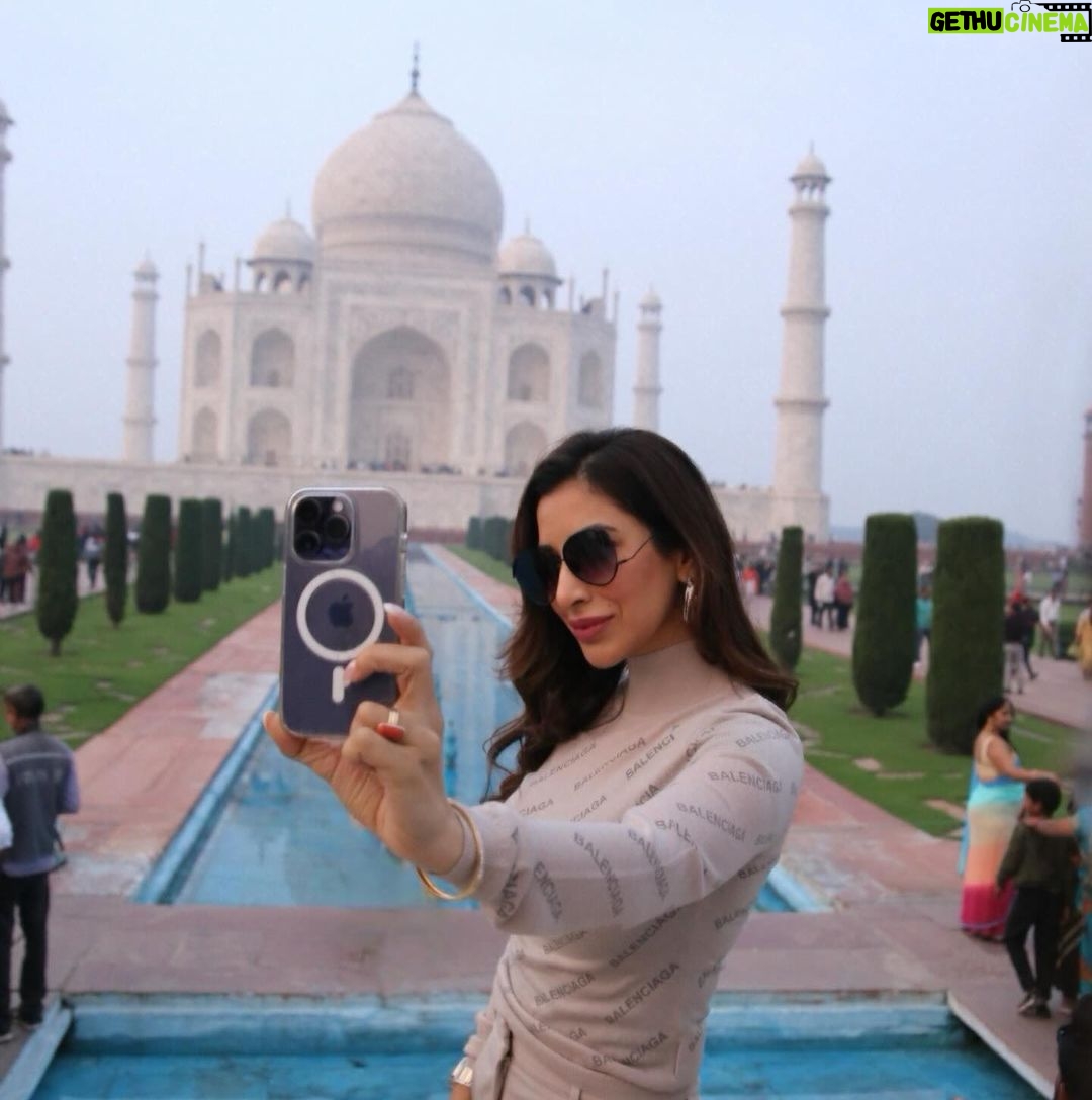 Sophie Choudry Instagram - Where love, beauty & magnificence intertwine ♾️🤍 Seeing her as the sun faded and the dark skies appeared was beyond breathtaking… #tajmahal #agra #symboloflove #mumtazmahal #shahjahan #sophiechoudry #winter #december #incredibleindia 📸 @harryrajput64 Taj Mahal