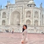 Sophie Choudry Instagram - Where love, beauty & magnificence intertwine ♾️🤍 Seeing her as the sun faded and the dark skies appeared was beyond breathtaking… #tajmahal #agra #symboloflove #mumtazmahal #shahjahan #sophiechoudry #winter #december #incredibleindia 📸 @harryrajput64 Taj Mahal
