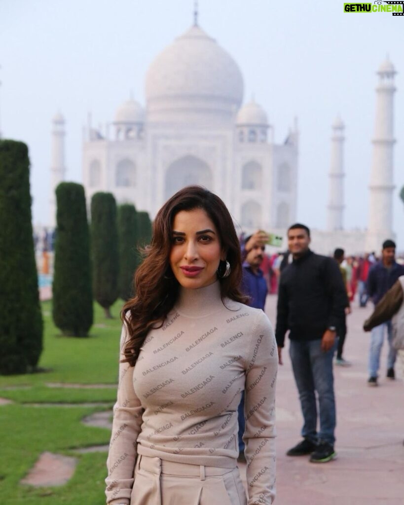 Sophie Choudry Instagram - Where love, beauty & magnificence intertwine ♾🤍 Seeing her as the sun faded and the dark skies appeared was beyond breathtaking… #tajmahal #agra #symboloflove #mumtazmahal #shahjahan #sophiechoudry #winter #december #incredibleindia 📸 @harryrajput64 Taj Mahal