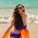 Sophie Choudry Instagram - Happiness comes in waves..literally 🌊 #hello2024 👙 @flirtatious_india 📸 @harryrajput64 #hello2024 #happynewyear #beachbabe #beachlove #happiness #gratitude #sophiechoudry #fitnessgoals