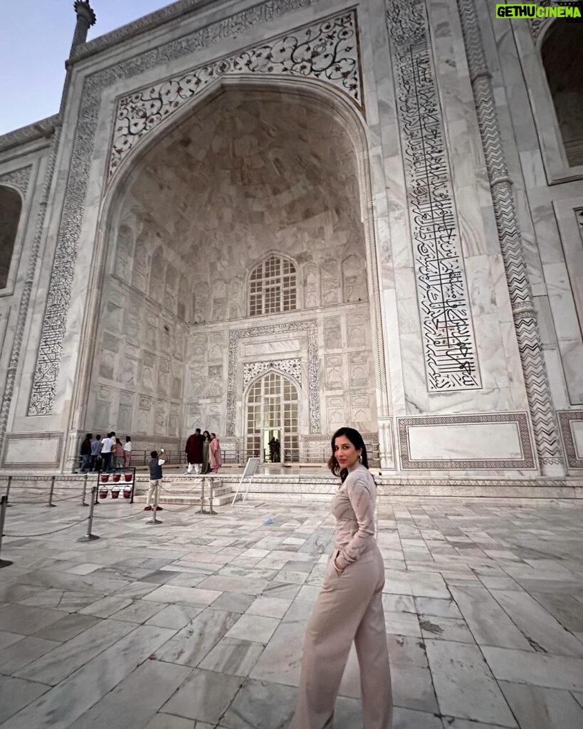 Sophie Choudry Instagram - Where love, beauty & magnificence intertwine ♾🤍 Seeing her as the sun faded and the dark skies appeared was beyond breathtaking… #tajmahal #agra #symboloflove #mumtazmahal #shahjahan #sophiechoudry #winter #december #incredibleindia 📸 @harryrajput64 Taj Mahal
