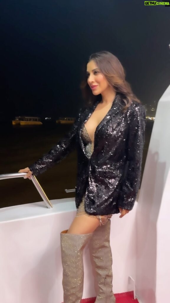 Sophie Choudry Instagram - Sailing out of 2023…Thank you for the lessons, the adventures, the opportunities. Ready for ‘24🫶🏻🔥 #giglife #byebye2023 #goa #stagestyle #sophielive #sophiechoudry #trendingreels #trendingsongs #jamalkudu #animal HMU @ambereenyusuf