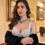 Sophie Choudry Instagram - Glam and Glow ✨ Pic 1 or 2? HMU @harryrajput64 Jewels @niajbyshradha @tanimakhosla #eventdiaries #redcarpet #glam #shimmer #sparkle #beautyinspo #sophiechoudry #vetaawards The Imperial, New Delhi