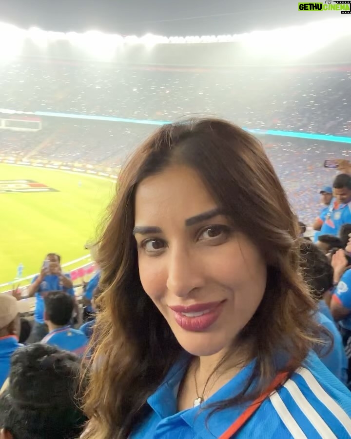 Sophie Choudry Instagram - Yesterday was a day filled with highs and lows…ultimately it was not meant to be but so proud of the boys for the incredible tournament they’ve played with heart, soul and grit🩵 Congratulations Australia.. you were just too good yest! Jaldi milenge🙏🏼 #bleedblue #teamIndia #viratkohli #modi #sophiechoudry Thank you @advocateashishshelar 🙏🏼🤗 Narendra Modi Stadium - Ahmedabad