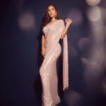 Sophie Choudry Instagram - Just watch me shine 💎 #diwali2023 #sareelove Saree @itrhofficial Jewels @razwada.jewels @amigos.rizwan Styling @mohitrai Hair @ambereenyusuf Makeup @divyachablani15 📸 @visualaffairs_va #saree #sareelove #sparkle #shine #diwali #diwali #styleinspo #itrh #sophiechoudry