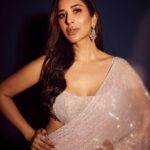 Sophie Choudry Instagram - Just watch me shine 💎 #diwali2023 #sareelove Saree @itrhofficial Jewels @razwada.jewels @amigos.rizwan Styling @mohitrai Hair @ambereenyusuf Makeup @divyachablani15 📸 @visualaffairs_va #saree #sareelove #sparkle #shine #diwali #diwali #styleinspo #itrh #sophiechoudry