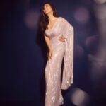 Sophie Choudry Instagram - Just watch me shine 💎 #diwali2023 #sareelove Saree @itrhofficial Jewels @razwada.jewels @amigos.rizwan Styling @mohitrai Hair @ambereenyusuf Makeup @divyachablani15 📸 @visualaffairs_va #saree #sareelove #sparkle #shine #diwali #diwali #styleinspo #itrh #sophiechoudry