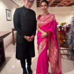Sophie Choudry Instagram - Such an honour to spend the evening with His Majesty the King of Bhutan as he shared stories about his beautiful family, future plans for Bhutan & the one time he fanboyed over someone! Can’t wait to visit your magical country @kingjigmekhesar 🩷🙏🏼 You were missed @queenjetsunpema 💕 Thank you for this stunning sari @raw_mango 🩷 Jewels @tyaanijewellery HMU @ambereenyusuf #bhutan #HMKingofBhutan #kingjigmekhesar #beautifuleve #diwali #rawmango #saree #traditionallook #sophiechoudry
