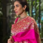 Sophie Choudry Instagram - Such an honour to spend the evening with His Majesty the King of Bhutan as he shared stories about his beautiful family, future plans for Bhutan & the one time he fanboyed over someone! Can’t wait to visit your magical country @kingjigmekhesar 🩷🙏🏼 You were missed @queenjetsunpema 💕 Thank you for this stunning sari @raw_mango 🩷 Jewels @tyaanijewellery HMU @ambereenyusuf #bhutan #HMKingofBhutan #kingjigmekhesar #beautifuleve #diwali #rawmango #saree #traditionallook #sophiechoudry