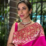 Sophie Choudry Instagram - Such an honour to spend the evening with His Majesty the King of Bhutan as he shared stories about his beautiful family, future plans for Bhutan & the one time he fanboyed over someone! Can’t wait to visit your magical country @kingjigmekhesar 🩷🙏🏼 You were missed @queenjetsunpema 💕 Thank you for this stunning sari @raw_mango 🩷 Jewels @tyaanijewellery HMU @ambereenyusuf #bhutan #HMKingofBhutan #kingjigmekhesar #beautifuleve #diwali #rawmango #saree #traditionallook #sophiechoudry